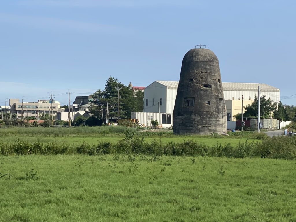 原彰化飛行場防空塔(彰化福興) 矗立於田間