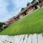 一進前和埕寬敞(目前為草坪) 半月池前鋪有石板步道