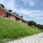 一進前和埕寬敞(目前為草坪) 半月池前鋪有石板步道