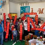 夥伴與鄰近農友一起合照祝福