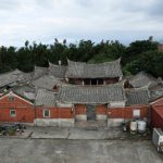 遵循前尊後卑的傳統空間概念。門廳採凹壽門面設計