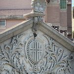 林家古厝(高雄右昌)-中央山牆上勳章飾內塑以"林"彰顯家風週邊圍以卷草飾，頂尖塑"貝殼"飾