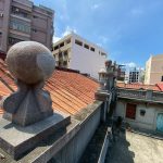 林家古厝(高雄右昌)-山牆上左右牆柱上塑有圓形球體(似地球儀)