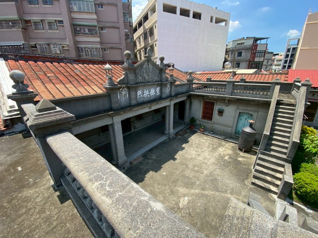林家古厝(高雄右昌)-內埕為祭祀空間，左右護龍對稱設置露台，除了曝曬農漁產外，亦憑添幾分雅趣。