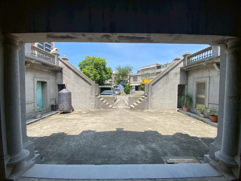 林家古厝(高雄右昌)-內埕為祭祀空間，左右護龍對稱設置露台，除了曝曬農漁產外，亦憑添幾分雅趣。