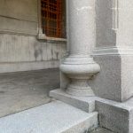 林家古厝(高雄右昌)-堅固碩實柱礎，牆壁以線條仿石砌，地板做龜背紋