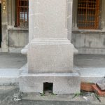 林家古厝(高雄右昌)-堅固碩實柱礎，牆壁以線條仿石砌，地板做龜背紋