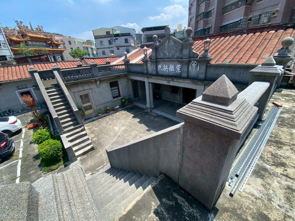 林家古厝(高雄右昌)-內埕為祭祀空間，左右護龍對稱設置露台，除了曝曬農漁產外，亦憑添幾分雅趣。