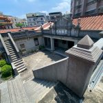 林家古厝(高雄右昌)-內埕為祭祀空間，左右護龍對稱設置露台，除了曝曬農漁產外，亦憑添幾分雅趣。