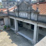 林家古厝(高雄右昌)-內埕為祭祀空間，左右護龍對稱設置露台，除了曝曬農漁產外，亦憑添幾分雅趣。