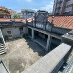 林家古厝(高雄右昌)-內埕為祭祀空間，左右護龍對稱設置露台，除了曝曬農漁產外，亦憑添幾分雅趣。