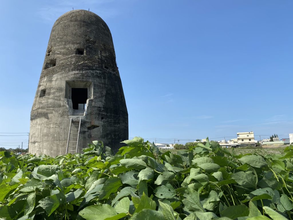 原彰化飛行場防空塔(彰化福興) 矗立於田間