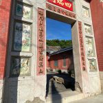 門樓楹聯揭櫫以四端自律的家訓,左右兩側頂堵、腰堵、裙堵均貼飾手繪二十四孝釉燒彩瓷面磚,摘錄的故事豐富,引人入勝