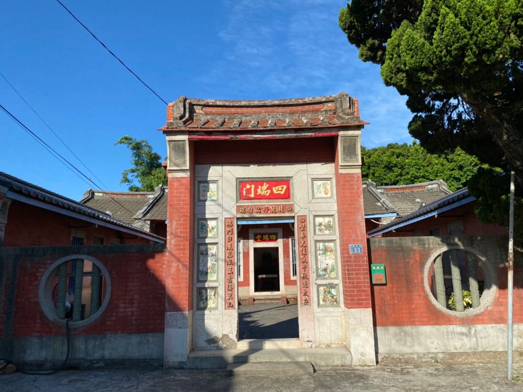 「許氏古厝」院埕前設院牆門樓，院牆各開圓形竹節窗櫺(飾面洗石子)，均衡對稱配置，工構均維持良好