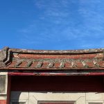 院牆各開圓形竹節窗櫺(飾面洗石子),均衡對稱配置,工構均維持良好