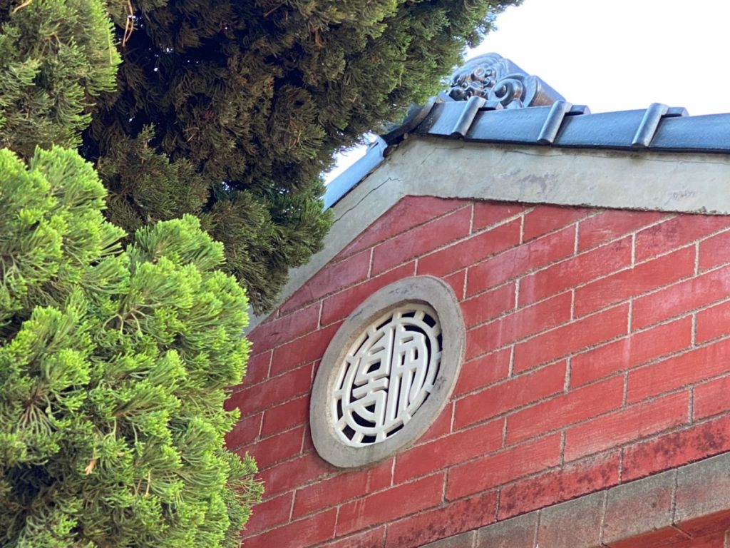 右護龍山牆有"許"古篆體字窗櫺