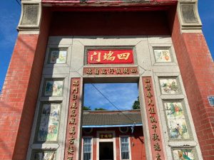 門樓楹聯揭櫫以四端自律的家訓，左右兩側頂堵、腰堵、裙堵均貼飾手繪二十四孝釉燒彩瓷面磚，摘錄的故事豐富，引人入勝