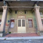 正廳簷廊前兩根變體柱式