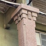 柱頭以方形齒塊，逐層堆疊由下小上大，並做圓珠飾帶，承托簷枋桁架