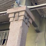 柱頭以方形齒塊，逐層堆疊由下小上大，並做圓珠飾帶，承托簷枋桁架