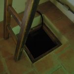 每層樓層均設樓梯孔(約60*60公分),上下均用活動木樓