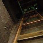 每層樓層均設樓梯孔(約60*60公分),上下均用活動木樓
