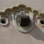 「得月樓」因設計精巧,火焰造型窗楣,梅花槍孔與瞻孔,鐵鑄護網機槍孔,加上粉紅色牆體,充滿異國風情