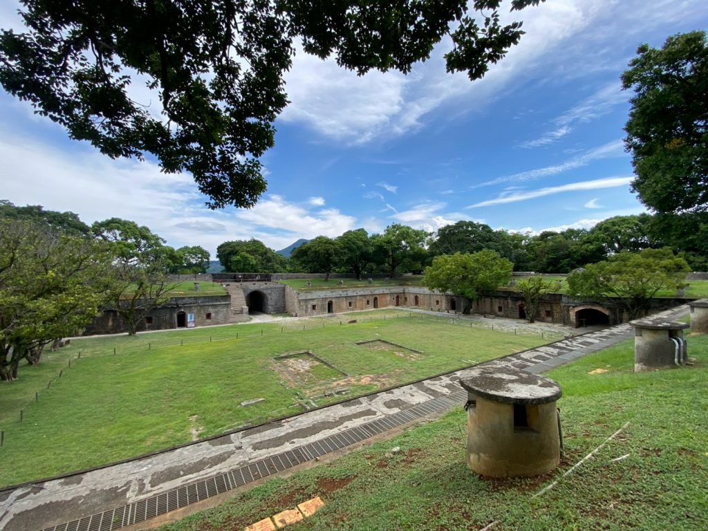 滬尾礮臺-中央空地為操練場城垣上鬱鬱蒼蒼林木