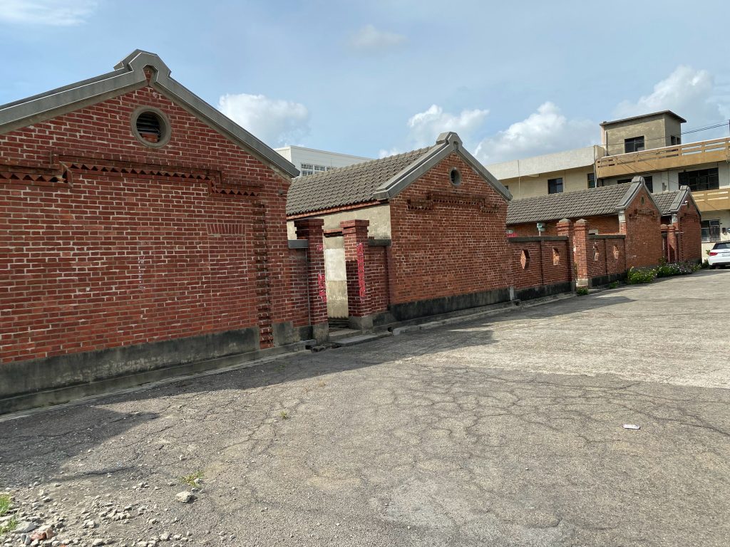 一進左二右三護龍合院格局，禾埕遼闊，主體建築清水紅磚牆非常醒目