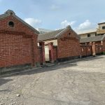 一進左二右三護龍合院格局，禾埕遼闊，主體建築清水紅磚牆非常醒目