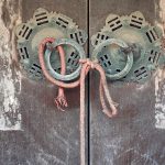 僅存右內護龍門扉上銅環(原建)