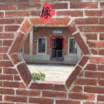 設院牆左右各開二對六角組砌窗