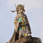 規帶上左右排頭有「天官」與「福神」兩尊泥塑剪粘作品
