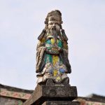 規帶上左右排頭有「天官」與「福神」兩尊泥塑剪粘作品