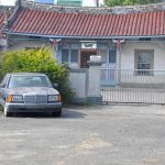 「王家古厝」外埕停了一部老賓士(車牌已卸除)，從開始觀察紀錄迄今已停了近20年，好像是一個守護者，穩穩靜靜地
