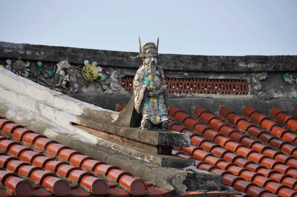 規帶上左右排頭有「天官」與「福神」兩尊泥塑剪粘作品