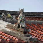 規帶上左右排頭有「天官」與「福神」兩尊泥塑剪粘作品