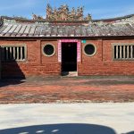北門鑑湖堂-內外兩面牆堵形成廊道,外牆則通常做各式櫺窗或彩瓷面磚貼飾