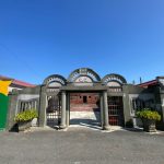 北門鑑湖堂-院牆兩側做書卷窗型與竹節窗櫺,院門門柱則採仿西方柱式,整體門樓造形穩重典雅,工法嚴謹細緻,令人激賞(2026.7)