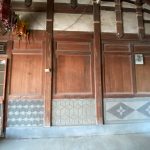 正廳為川斗式木構造,木構壁堵,裙堵為洗石子式樣裝飾(右)