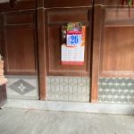 正廳為川斗式木構造,木構壁堵,裙堵為洗石子式樣裝飾(左)