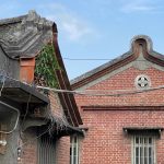 陳清森故居-正廳木型直山牆馬背。陳接枝故居-左右護龍對稱均做起俏風格,僅作素面,但護龍柱式風格相同(一前一後)