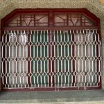 裙堵、玻璃窗櫺、色樣上依稀可以嗅出「ART DECO」的氣息