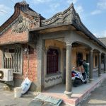 陳清森故居右護龍山牆銳型火馬背，以心型勳章泥塑做為綴飾