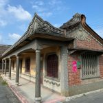 陳清森故居左護龍山牆銳型火馬背，以心型勳章泥塑做為綴飾