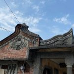 陳清森故居右護龍山牆銳型火馬背，以心型勳章泥塑做為綴飾