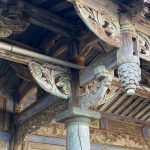 雀替(托木)、斗栱組、蓮花吊筒雕飾精美