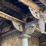 雀替(托木)、斗栱組、蓮花吊筒雕飾精美