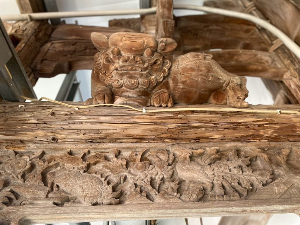 棟架通樑獅座雕工簡約充滿喜感，淺雕員光