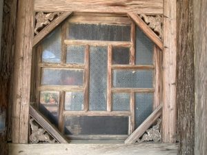 步口左右牆堵對作八角窗飾，窗櫺雖有缺漏但ART DECO韻味猶存